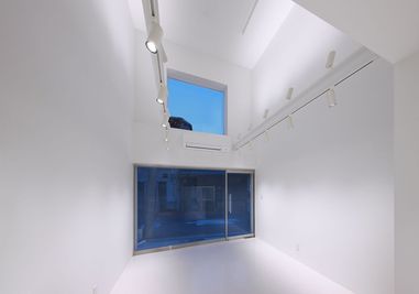 大きい窓と玄関のガラスからは気持ちいい自然光が入ってきます。 - JITSUZAISEI ギャラリー兼オルタナティブなレンタルスペースの室内の写真