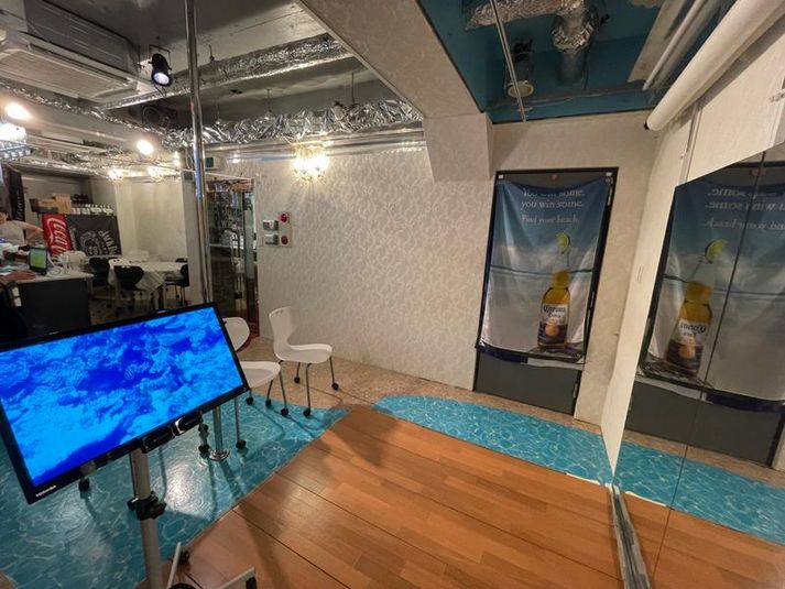 さまざまなイベントに使えるステージです♪ - カフェバー・レンタルスタジオ　ファニーティップス 秋葉原レンタルスペース.東京　ファニーティップスの室内の写真