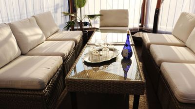 ゆったりとしたソファ。
※アウトドアエリアは冬季は原則解放しておりません。雨天時はご利用できません。利用を希望される方はオプションの選択をお願い申し上げます。 - Sophia(ソフィア) 【2時間から利用可】京都から25分の撮影スタジオ・ハウススタジオの室内の写真