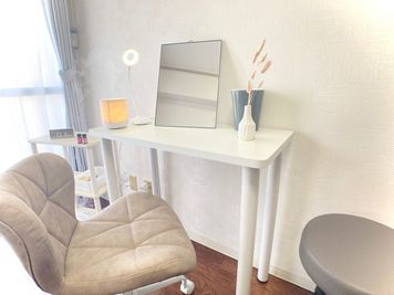 カウンセリングスペースにはヘアメイクに嬉しい大きめのミラーあり - レンタルサロンひだまり💎新大阪御堂筋南改札店の室内の写真