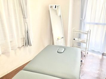 ベッドは大きめ／長さ185×幅70×高さ51～83cm／耐荷重 200kg - レンタルサロンひだまり💎新大阪御堂筋南改札店の設備の写真