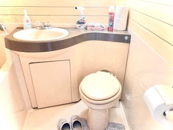 室内に専用トイレあり（シャワーは使えません） - レンタルサロンひだまり💎新大阪御堂筋南口店の室内の写真