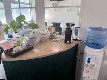 ドリンクコーナー。お菓子・お土産のご提供大歓迎です！ - トリオ左近山 レンタルデスク　Sタイプの設備の写真