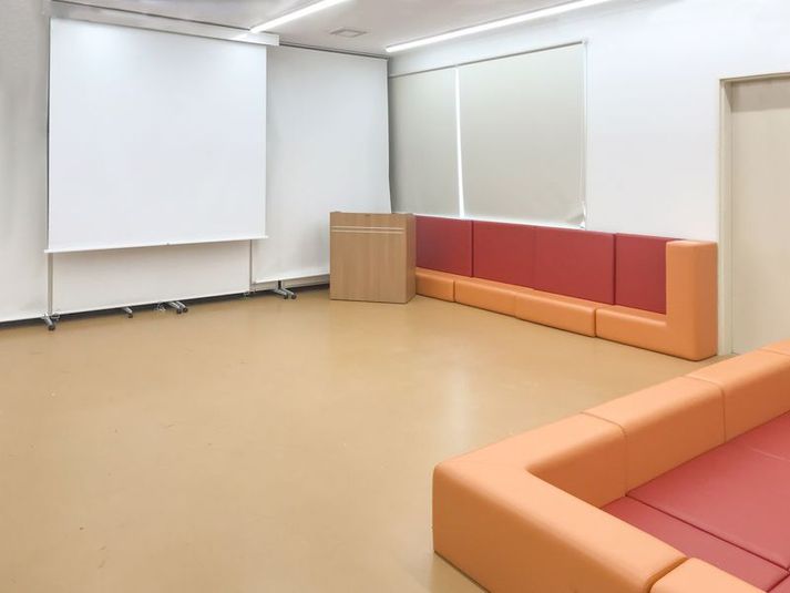 ファミマスペース - ファミリーマート郡山中町店 店舗奥