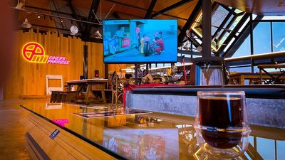 ロゴエリアでプレゼンテーションがよく行われます。 - バイカーズパラダイス南箱根 ライブ、クルマ、ファッション等のイベントも可能な映えスポットの室内の写真