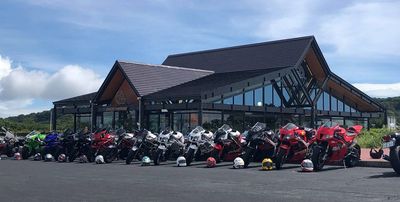 日頃はバイク乗りの聖地 - バイカーズパラダイス南箱根 ライブ、クルマ、ファッション等のイベントも可能な映えスポットの外観の写真