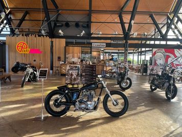 POP UPストアや展示会で貸し切り可能です。 - バイカーズパラダイス南箱根 ライブ、クルマ、ファッション等のイベントも可能な映えスポットの室内の写真