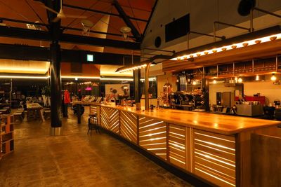広いカフェ、キッチン、冷凍庫、冷蔵庫完備 - バイカーズパラダイス南箱根 ライブ、クルマ、ファッション等のイベントも可能な映えスポットの室内の写真