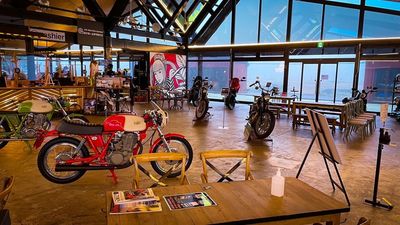 バイク乗りの聖地であるイベントスペースを一般の方にも開放！館内300名、屋外2,000名収容のお洒落な施設です。 - バイカーズパラダイス南箱根