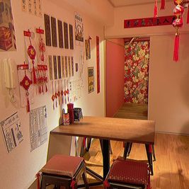 手前のカウンセリングルーム - 台湾夜市風レンタルサロン美妖庵-びようあん-の室内の写真