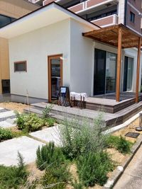 入り口までのアプローチにはハーブの植え込み、駐車場は２台あります。 - Balance Therapies 可愛い平屋のレンタルサロンの外観の写真