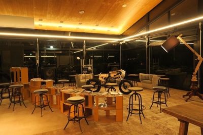 アート感溢れる館内は、ギャラリーとしても運用可能 - バイカーズパラダイス南箱根 バイク乗りの聖地　バイカーズパラダイス南箱根の一般への部分貸しの室内の写真