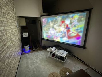 OPEN割🉐 100インチプロジェクターで、ゲームや映画鑑賞、食事会、鍋パ🫕、たこパ🐙、ゴロゴロいかがでしょうか✨ - U-Space立川