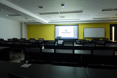 THE POINT エキニア横浜 セミナールーム『4L』の室内の写真