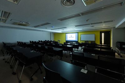 THE POINT エキニア横浜 セミナールーム『4L』の室内の写真