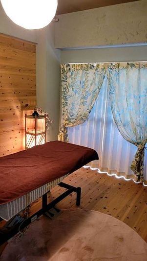 個室スペースです。
自動昇降ベッド、電気毛布、簡易照明、木目調の個室です。 - トータルケアサロン寿、めぐみ接骨院、あらた鍼灸院 サロンレンタルスペースの室内の写真