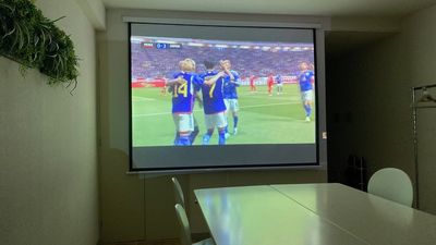 100インチ大型プロジェクター専用スクリーン - Colormell（カラメル）六本木1号店 パーティ・撮影・収録・ボードゲーム・推し活・会議・セミナーの設備の写真