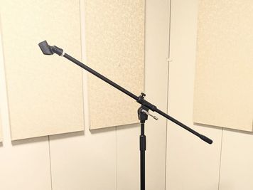 TAMA タマ ブーム・マイクスタンド ブラック MS205BK×１　 ブームの長さ830ｍｍ・スタンド高さ960 - 1,600mm・重量3.2㎏ - レンタボン・大山スタジオ Ａスタジオ　【エアコン・電子ピアノ付設・2.5帖】の設備の写真