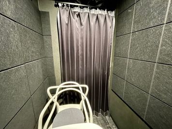 スペースの入口はカーテンで仕切ることでプライベートな空間を保つことができます。 - SPHYNX スフィンクス 新宿 新宿 Room B（1~2人用）の室内の写真
