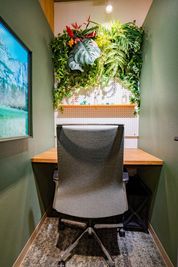 丸の内タニタ食堂 GREEN ROOM（半個室）：1名様用のオンライン会議室の室内の写真