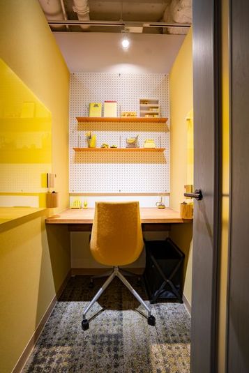 丸の内タニタ食堂 YELLOW ROOM（半個室）：1名様用のオンライン会議室の室内の写真