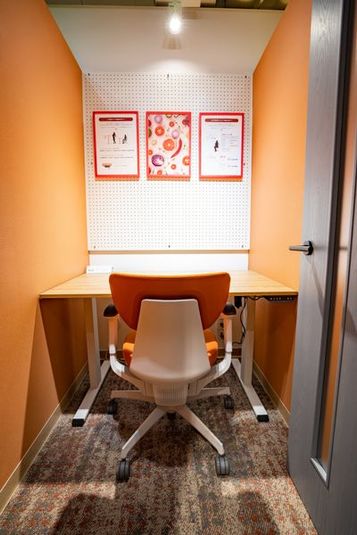 丸の内タニタ食堂 RED ROOM（半個室）：1名様用のオンライン会議室の室内の写真
