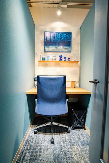 丸の内タニタ食堂 BLUE ROOM（半個室）：1名様用のオンライン会議室の室内の写真