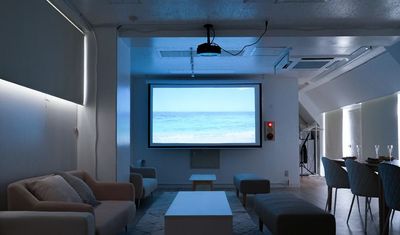 100インチの大型スクリーン＆プロジェクター完備！
オプション料金無料でご利用可能です。 - chill inn 新大久保【新大久保駅3分】2023年オープン chill inn新大久保【新大久保駅3分】2023年オープンの室内の写真