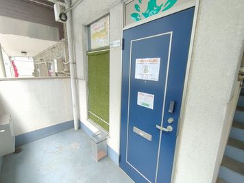 スペース入口。芝の壁が目印です。 - パーソナルレンタルスタジオ モエギ市ヶ谷/Moegi市ヶ谷 大学オフィス街近スタジオ♪ヨガピラティスダンス練習レッスンに最適の外観の写真