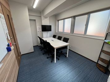 いいオフィス中目黒 【中目黒駅徒歩1分】6名会議室（RoomB）の室内の写真