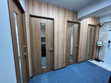 いいオフィス中目黒 【中目黒駅徒歩1分】1名個室（ブース1）の室内の写真