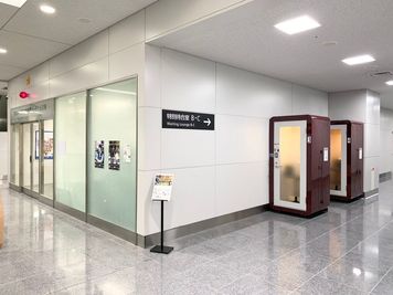 3階交番横のスペースです。 - セントレア空港テレワークブース テレワークブースNO4の入口の写真
