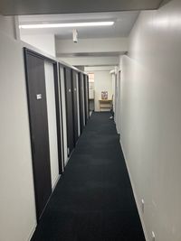 廊下を奥に進んで左手1番手前がパーソナルブースAのお部屋です。 - YAMATO BASE　奈良 【１名】パーソナルブースA☆高速Wi-Fi無料！ウェビナーに最適の室内の写真