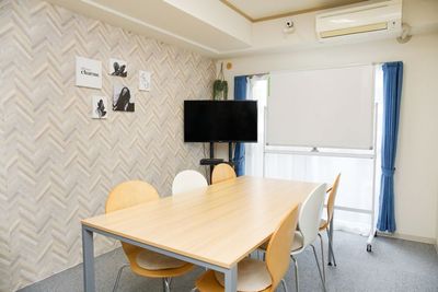 6人掛けの大きなテーブルがあります。
美容の勉強会やネイルなども行えます。 - 会議室ゴシェール 個室サロン・パーソナルカラー診断・ネイル・勉強会などにの室内の写真