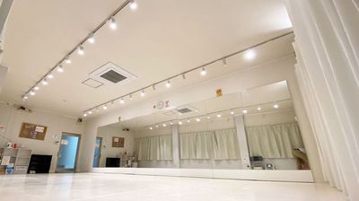 ヨガやピラティスにも最適です。 - 阪神尼崎レンタルスタジオD2D 阪神尼崎エリアで最安値級【ダンスができるレンタルスタジオ】の室内の写真