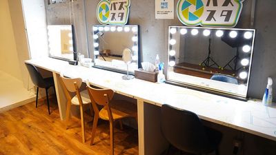 大きな女優ミラー。撮影前のヘアメイクも可能です。 - BUZZ PICT赤坂 (旧バズスタ) 必要なのは『マイカメラ』だけ！の設備の写真