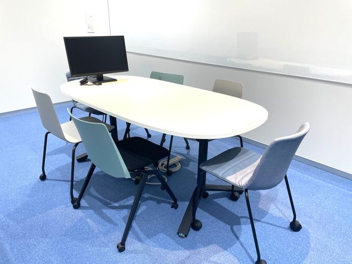 モニター完備
大人６名様がゆったり着席できる広さです。 - Komatsu 九「CO-WORKING AREA」 ☆小松駅直結の貸し会議室☆ ／ミーティングルーム3の室内の写真