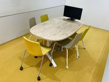 大人６名様がゆったり着席できる広さです。 - Komatsu 九「CO-WORKING AREA」 ☆小松駅直結の貸し会議室☆ミーティングルーム1の室内の写真