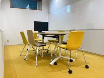 モニター完備のお部屋です。 - Komatsu 九「CO-WORKING AREA」 【小松駅改札徒歩1分！】ミーティングルーム1の室内の写真