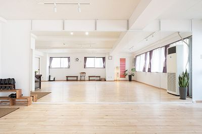 壁一面90×200㎝の大型鏡が5枚並んでます - 川越南大塚／レンタルスタジオ 【Cookas】クーカス ヨガ・ダンス・会議室・セミナー・多目的・コミュニティ・各種教室の設備の写真