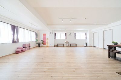 ほぼ正方形の使いやすいお部屋の形です - 川越南大塚／レンタルスタジオ 【Cookas】クーカス ヨガ・ダンス・会議室・セミナー・多目的・コミュニティ・各種教室の室内の写真