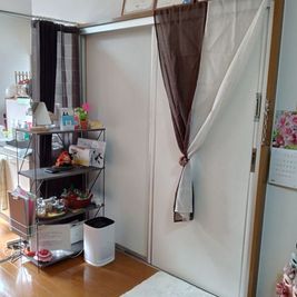 開けると階段です。 - 千林エステリラクサロン「Bまぁ～じょ」 エステ・リラク・ネイル・マツエク・整体・ワーク・レンタルスペースの入口の写真