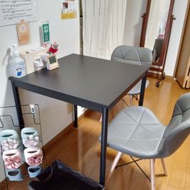 2人かけの椅子とテーブル - 千林エステリラクサロン「Bまぁ～じょ」 エステ・リラク・ネイル・マツエク・レンタルスペースの設備の写真