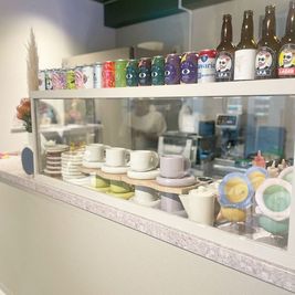 おしゃれなコーヒーカップ、ガラスコップ（多種）、プレート等 - EmoLab Cafe キッチン付きカフェ・イベントスペースの設備の写真