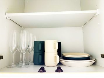 食器類はキッチンの上の戸棚にあります。 - ごろごろスペース銀糸町の室内の写真
