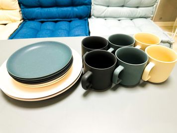 マグカップ×6、中皿×6、大皿×2、スペースにご用意あります。 - ごろごろスペース銀糸町の室内の写真