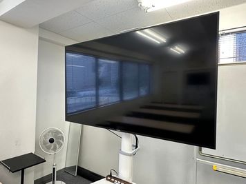 65インチ型モニター（高画質4Kモデル）導入♪ - ♬マルチアクセス貸会議室＠東京♬ アクセス抜群の貸し会議室・レンタルスペースの設備の写真