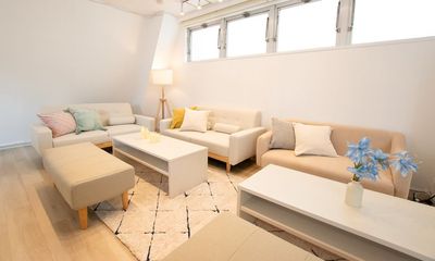 くつろげるソファ席 - chill inn 新大久保【新大久保駅3分】2023年オープン chill inn新大久保【新大久保駅3分】2023年オープンの室内の写真