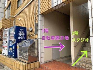 自転車置き場は、自販機の右側、ビル入り口の段差を2段ほど上がり、1階通路を奥まで進んで右側です。 - JUKE BOX Dance Studio 小手指本校 レンタルスタジオJUKE BOX 小手指本校の外観の写真