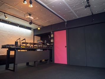 DJブース側の内観。どこでもドアをイメージした扉のピンクがワンポイント - DJブース＆シアタールーム『Hermit Heritage』の室内の写真